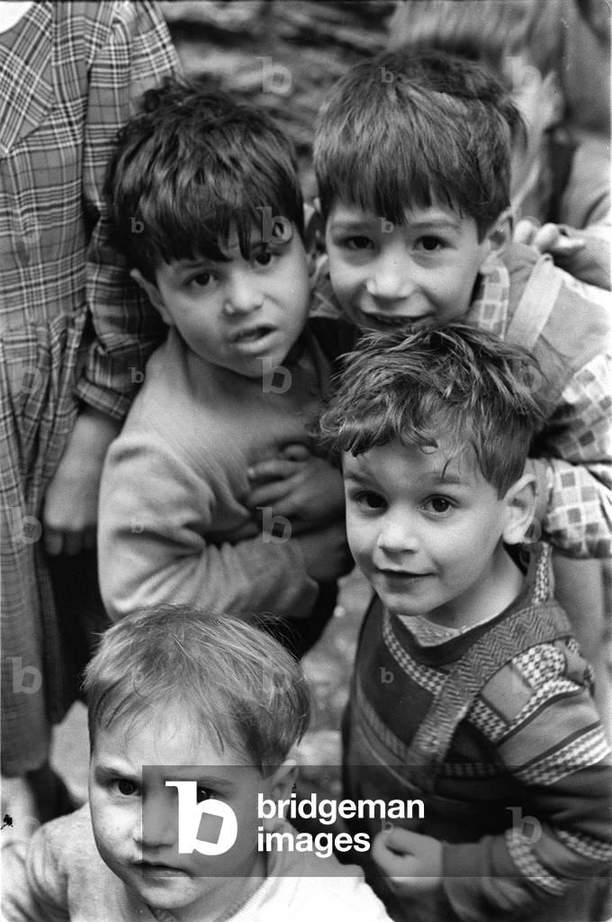 Immagine di Fotografia "Gruppo di bambini a Scalilla Courtyard" 1957 di Ando Gilardi, b/w