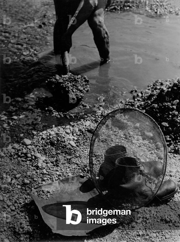 "Una scavatrice d'oro a Moosburg (foto in b/n)", b/w
