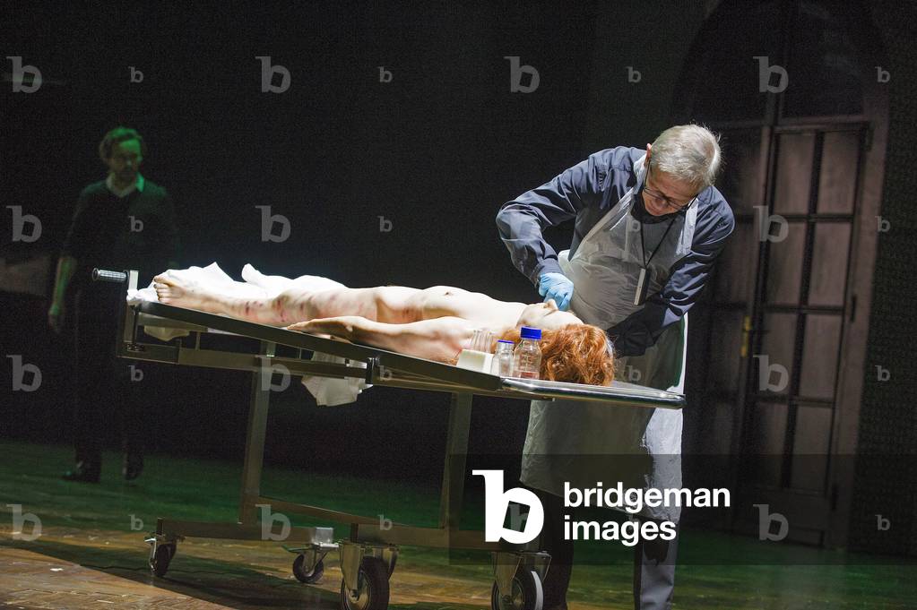 "Jan Englert (Doktor John Seward) in Nosferatu von TR Warszawa am Barbican Theatre. Regie: Grzegorz Jarzyna. (