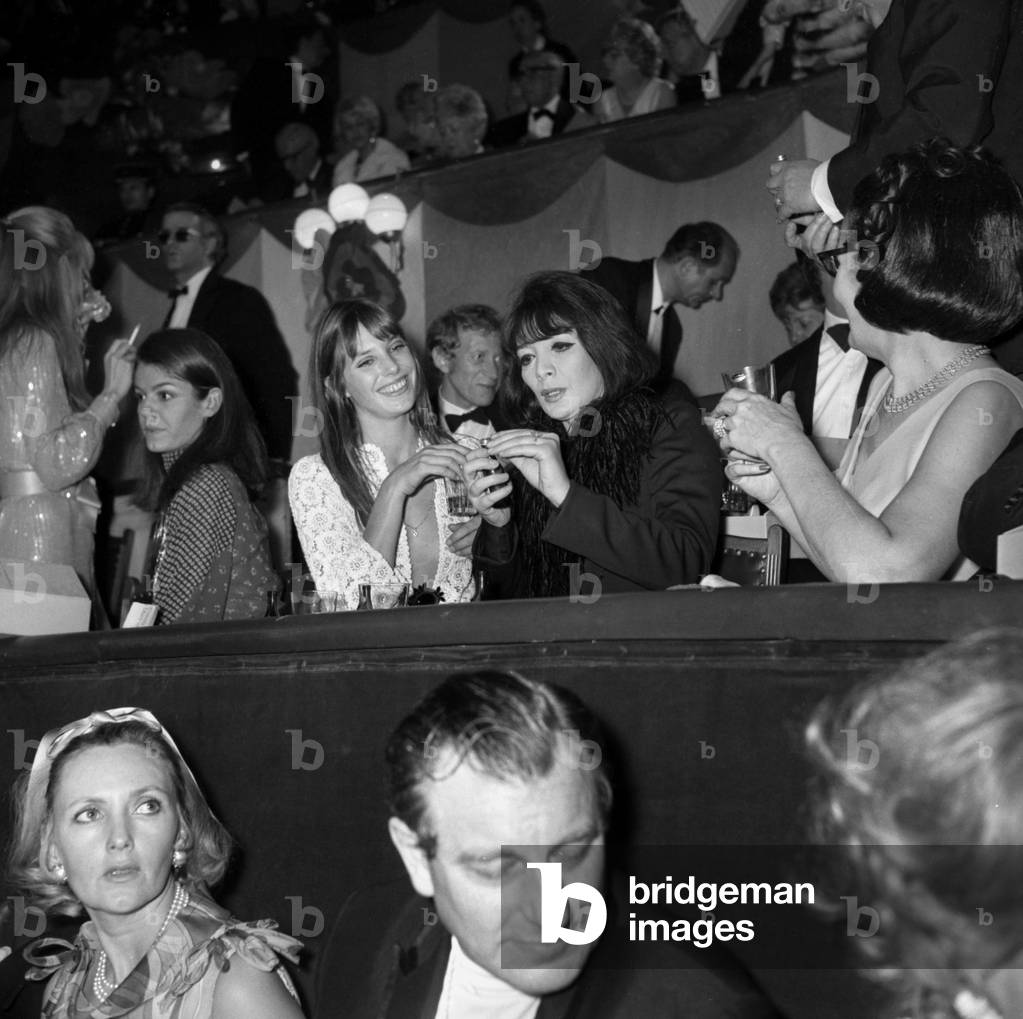 Jane Birkin e Juliette Greco al Gala dell'Unione degli Artisti, Parigi, 25 aprile 1969 (foto)