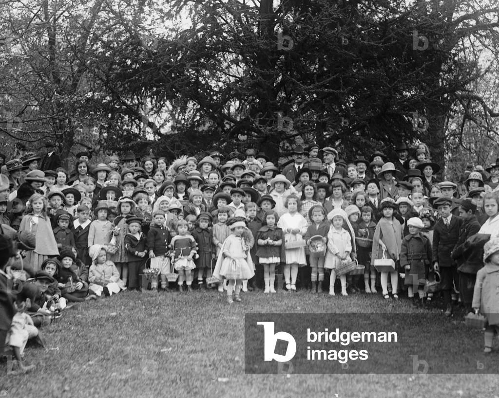Immagine di Fotografia "Pasqua uovo rotolamento bambini posa sul prato Casa Bianca 1922 (foto)", b/w