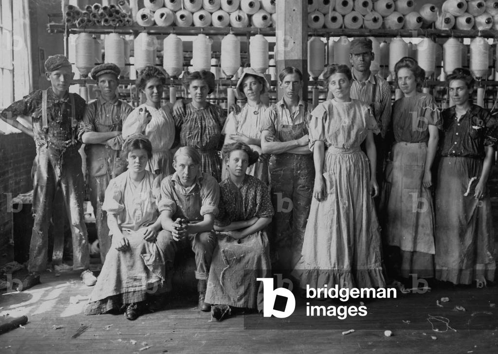 Bild von Fotografie "Operative Akteur in Indianapolis Cotton Mill. Noon Hour. 1908 (Foto)" von Lewis Wickes Hi