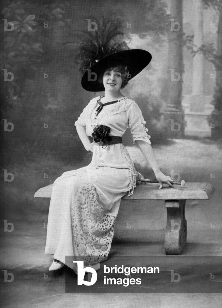 Bild von Fotografie "Die französische Schauspielerin Amelie Dieterle im Theaterstück „Le bonheur sous la main“