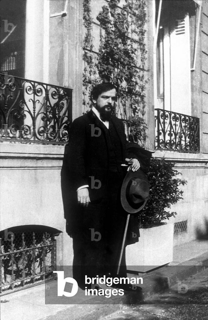 Il compositore francese Claude Debussy (1862-1918), fuori dalla sua casa a Parigi. 1910.
