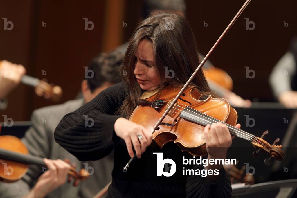 Image of Photography depicting Lise Berthaud with the Ensemble Orchestral de Paris at the Théatre des Champs E
