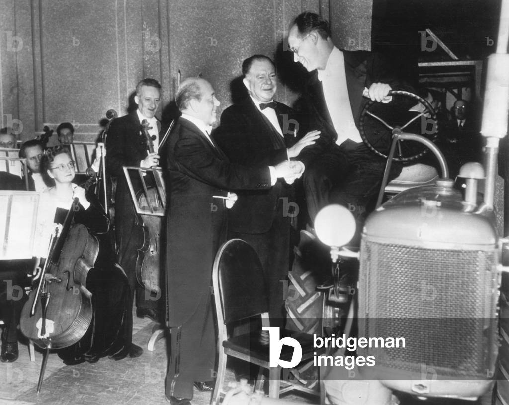 Rudolf Serkin, Pianist (rechts), erhält einen Traktor von Eugene Ormandy & Harl McDonald vom Philadelphia Orch