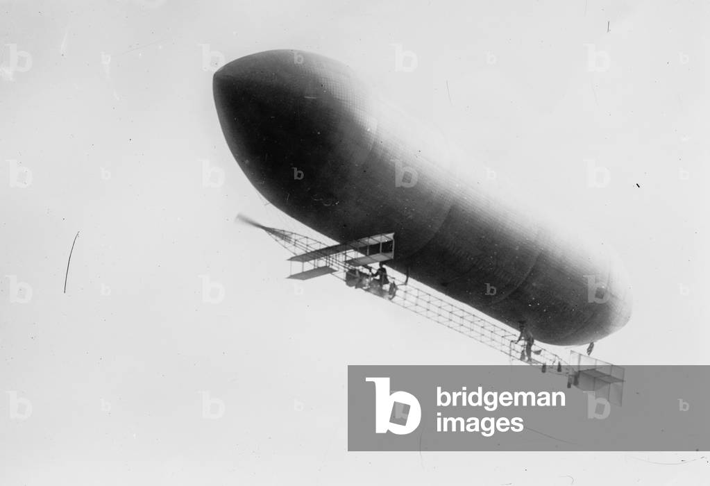 Image of U.S. Army dirigible (photo)