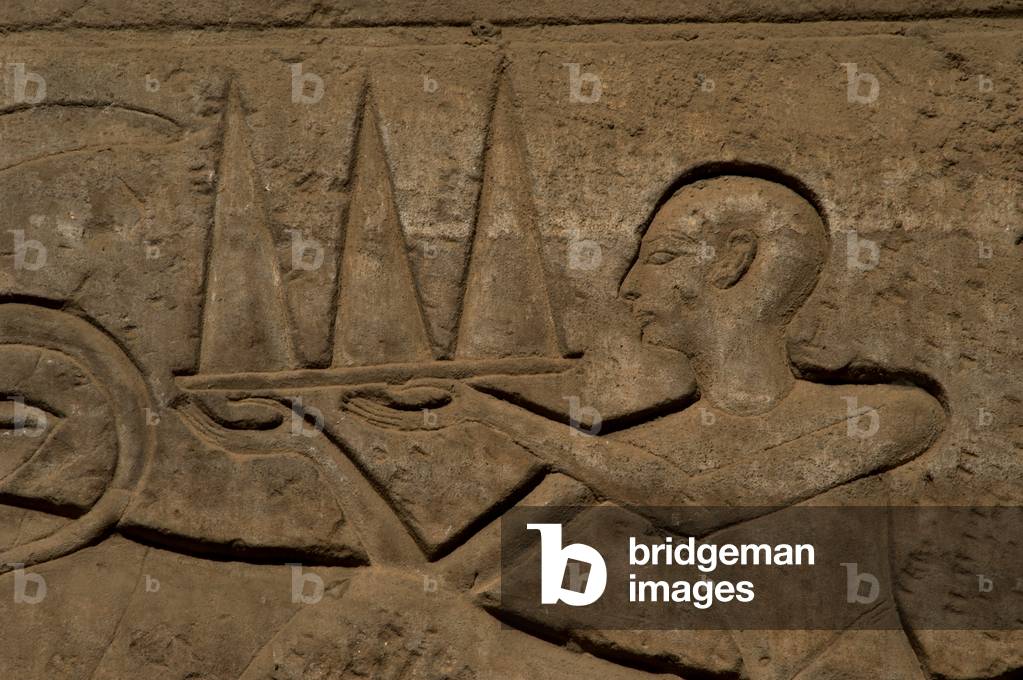 Priester trägt Opfergaben in einem Tablett. Entlastung. Luxor Tempel. Ägypten.