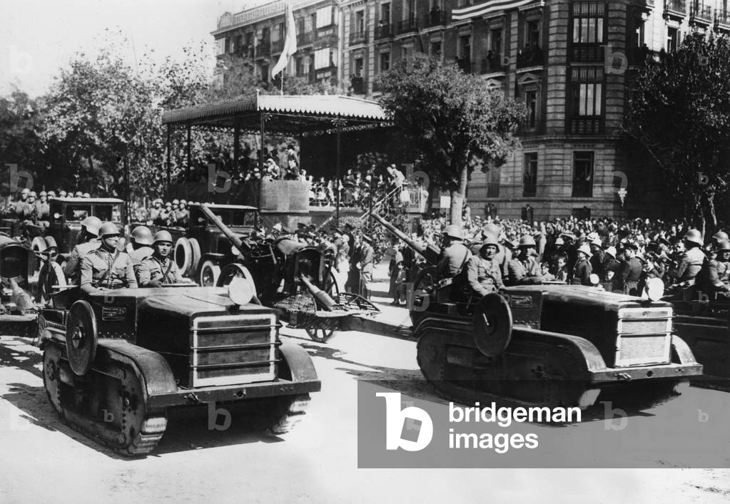 Guerra civile in Spagna: i carri armati franchisti vanno al fronte, qui a Barcellona, l'8 agosto 1936