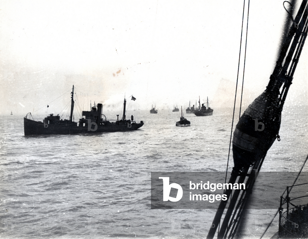 Bild von Fotografie "Ein bewaffneter Trawler eskortiert eine Kolonne von Schiffen" 1939 von Unknown photograph