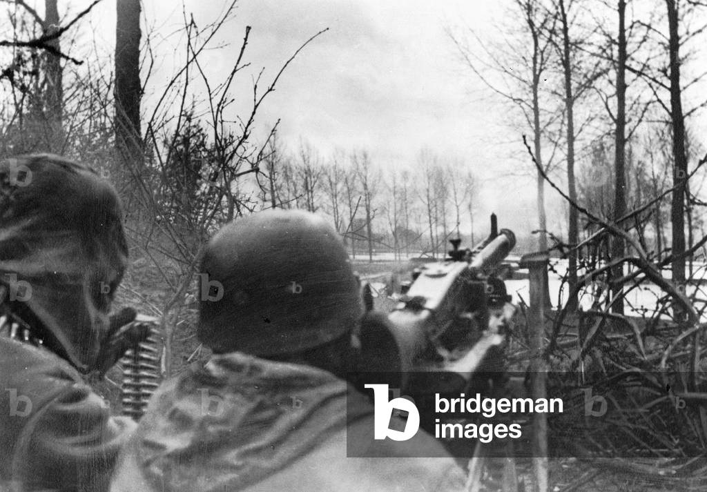 Image of German paratroopers on the Western front, 1945 (b/w photo)