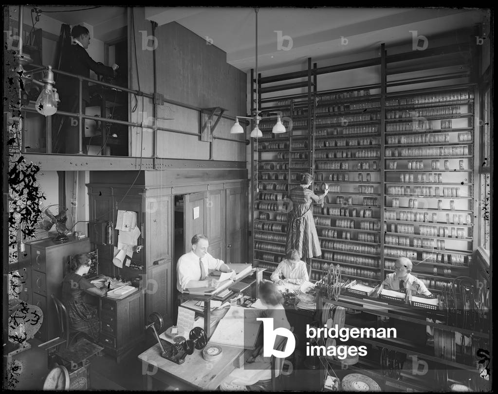 Pathescope Co. of America, interno della sala di scambio cinematografico, c.1917 (foto b/n)