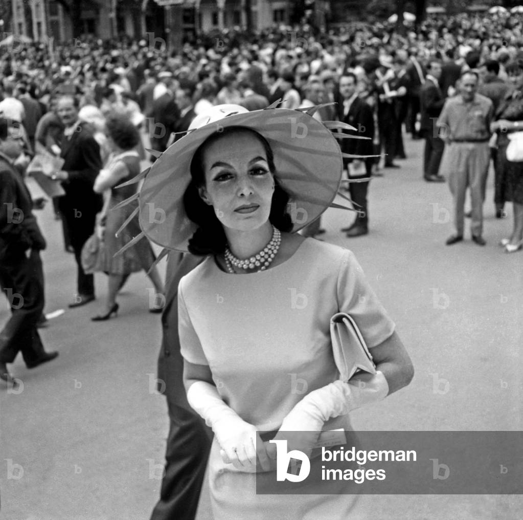 Schauspielerin Maria Felix beim Pferderennen in Paris, Longchamp, 24. Juni 1962 (s/w Foto)