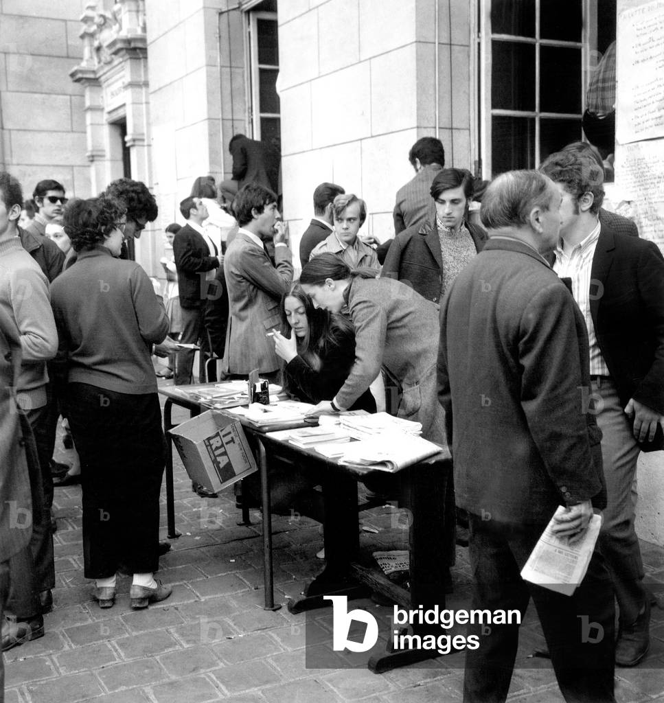 Bild von Fotografie "Französische Studenten an der Universität Sorbonne in Paris 15. Mai 1968 (s/w Foto)" 1968