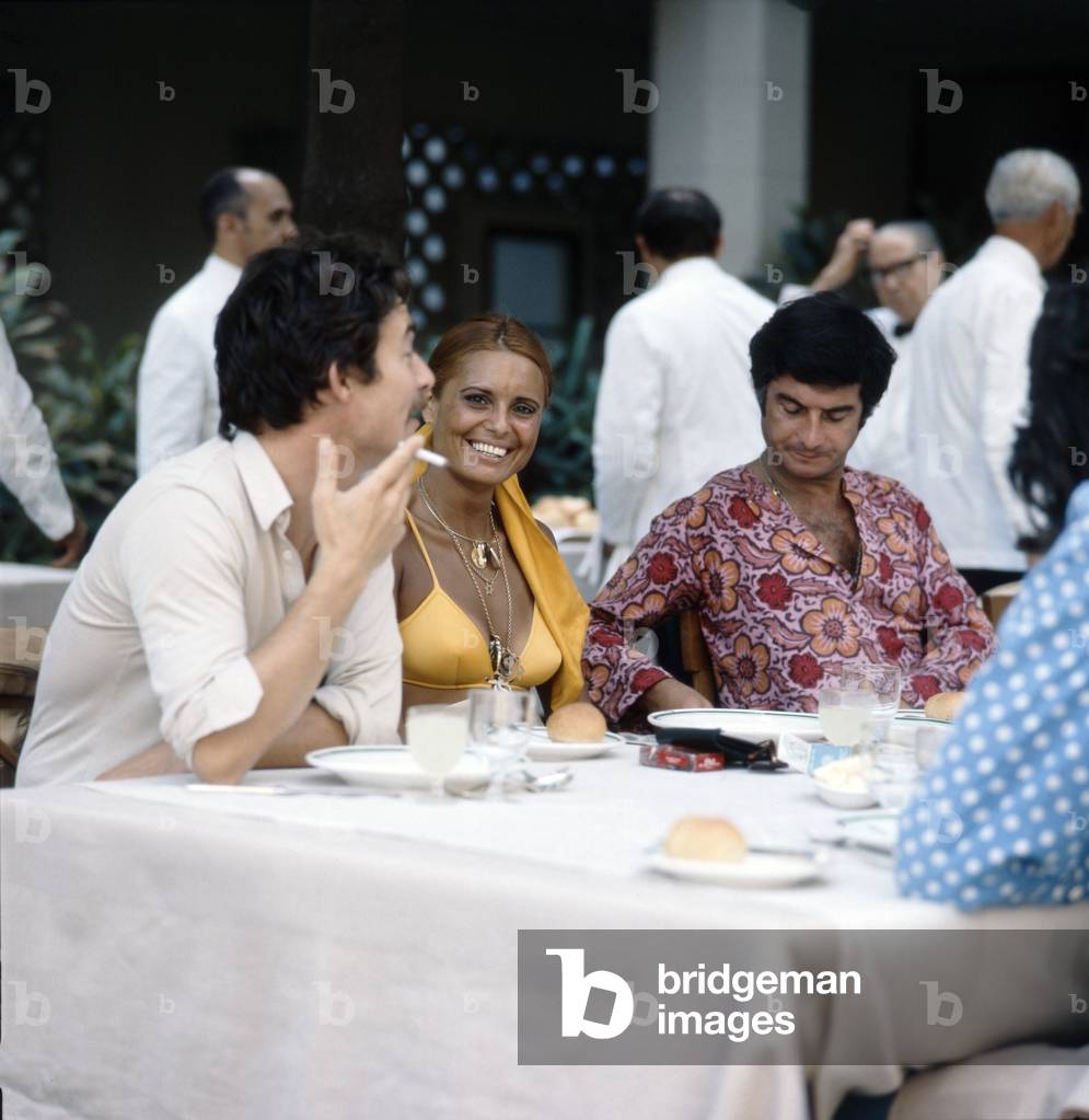"Die israelische Sängerin Daliah Lavi zusammen mit Freunden beim Frühstück" 1971