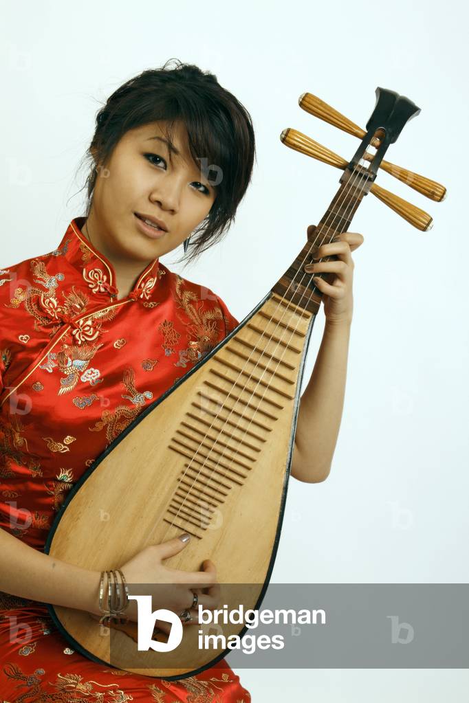 Ragazza cinese che suona una pipa cinese