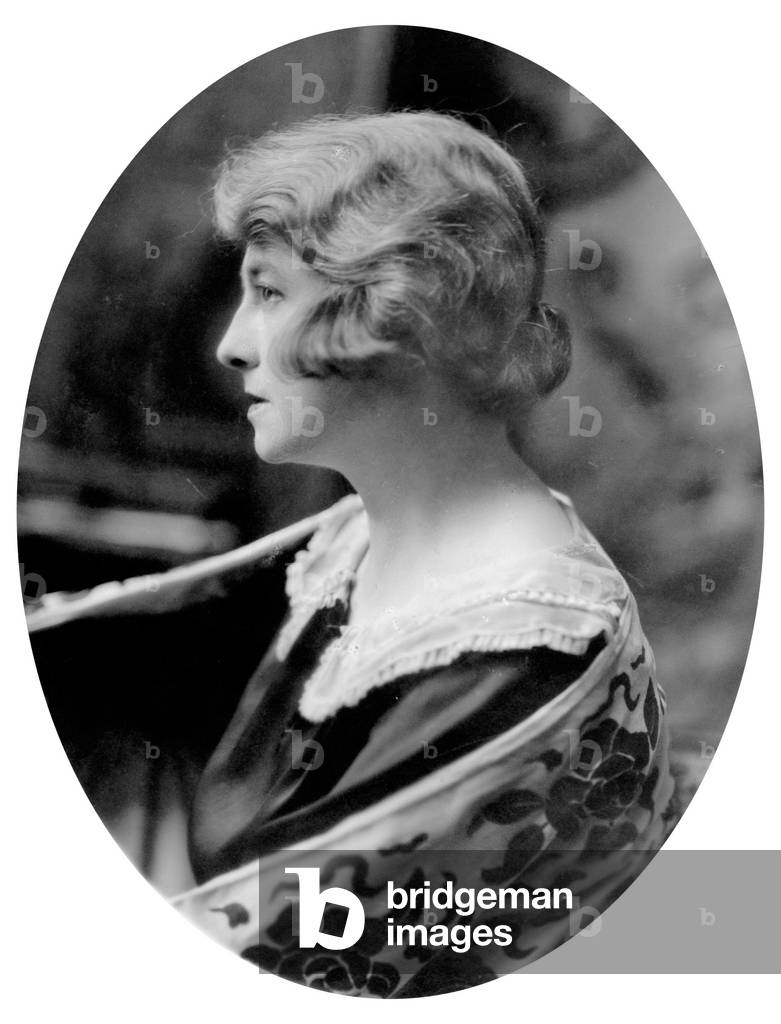 Bild von Fotografie "Die französische Schauspielerin Marie Therese Pierat in den frühen 20er Jahren" 1920, b/w