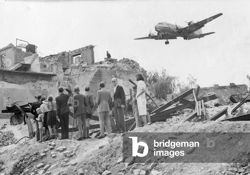 Immagine di Fotografia "I residenti di Berlino osservano un aereo da trasporto C-54 carico della flotta dell'a