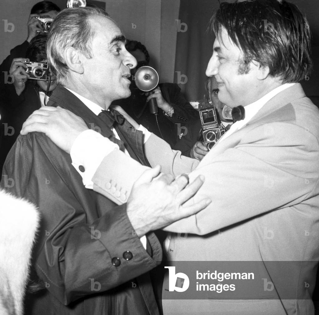 Henri Georges Clouzot si congratula con Raymond Devos dopo la prima all'Olympia, Parigi, 12 dicembre 1968 (fot