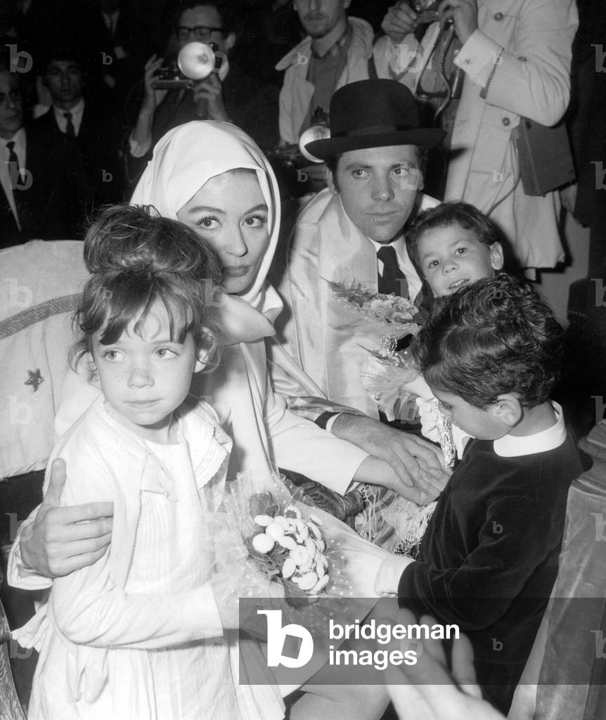 Bild von Fotografie "Hochzeit von Anouk Aimee und Pierre Barouh in der Synagoge" 1966, b/w