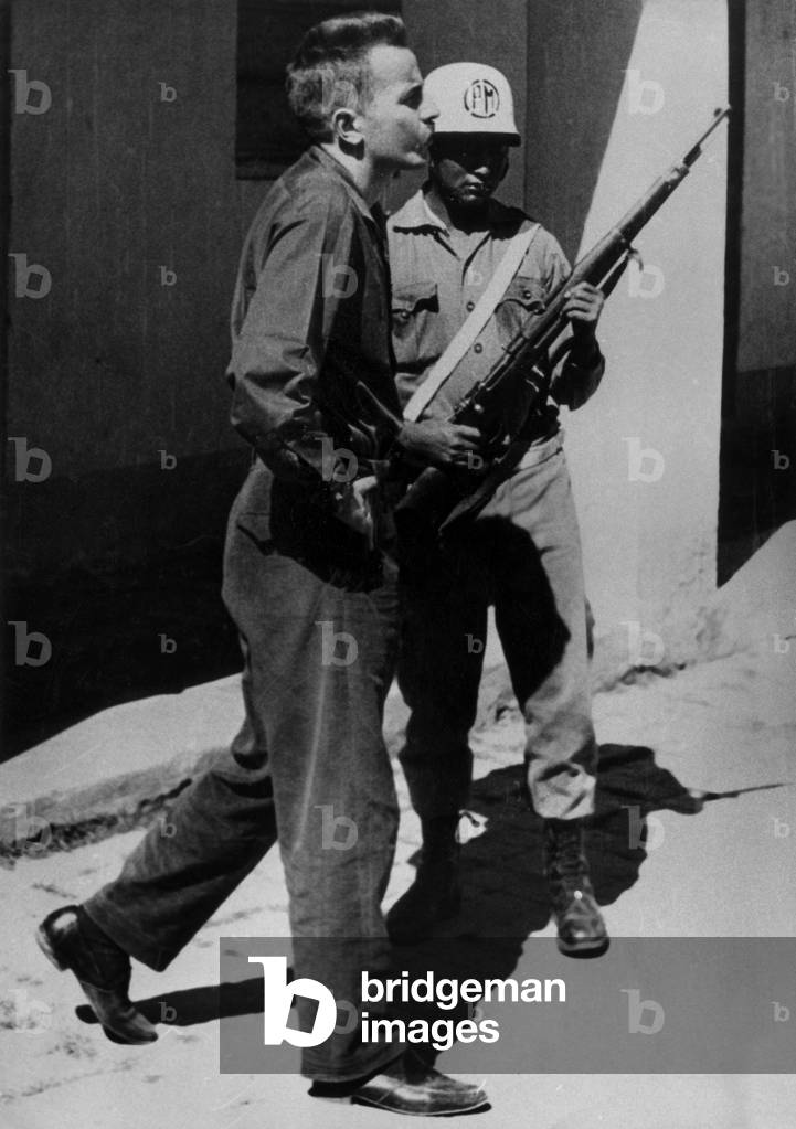 Image de Photographie représentant Regis Debray Un intellect français de gauche quittant la prison Camiri en B