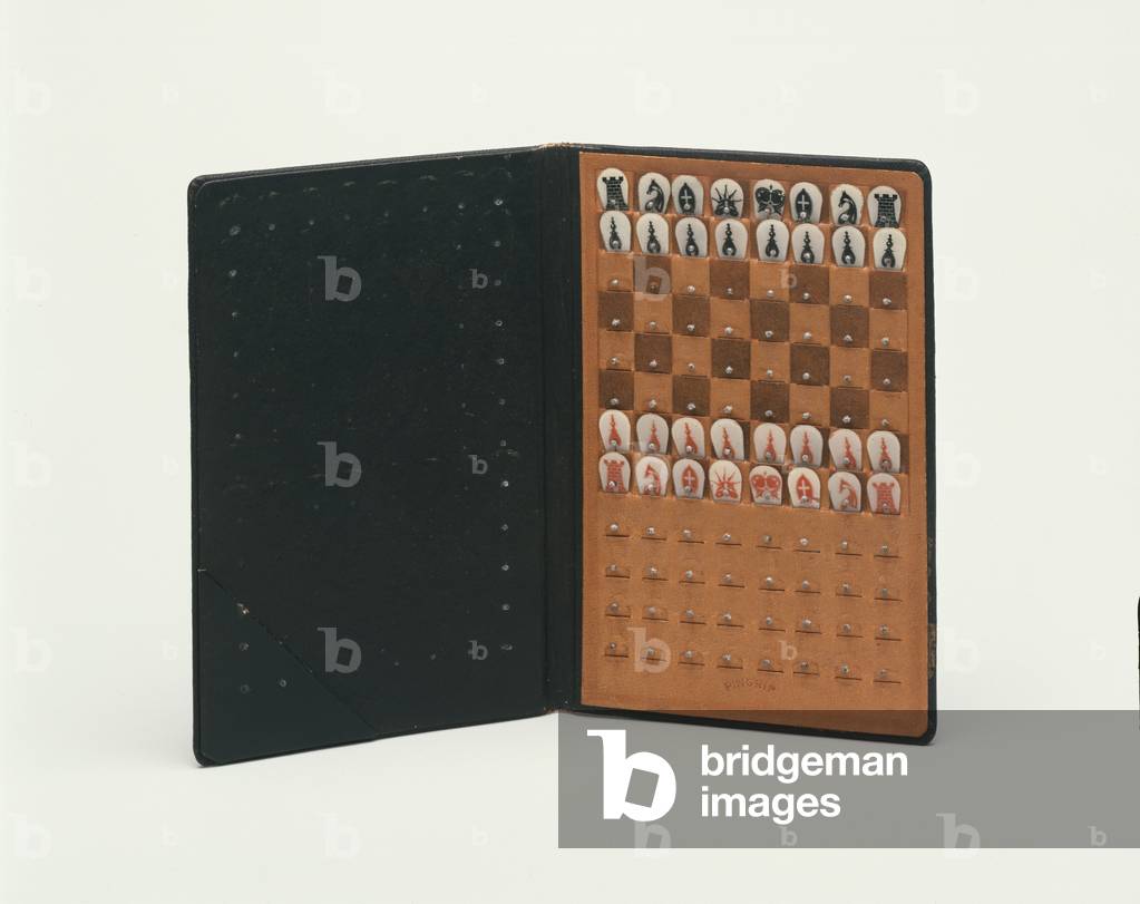 Set di scacchi tascabili, 1943 (pelle, celluloide e spille)