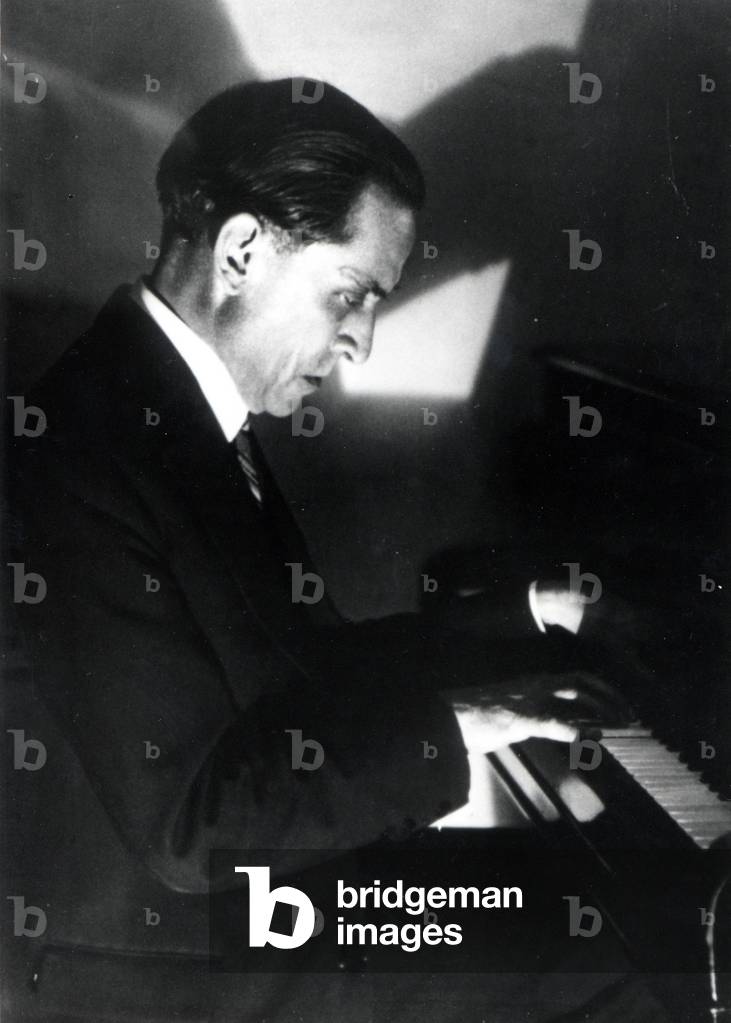 Joseph Canteloube am Klavier. Französischer Komponist (1879-1957).