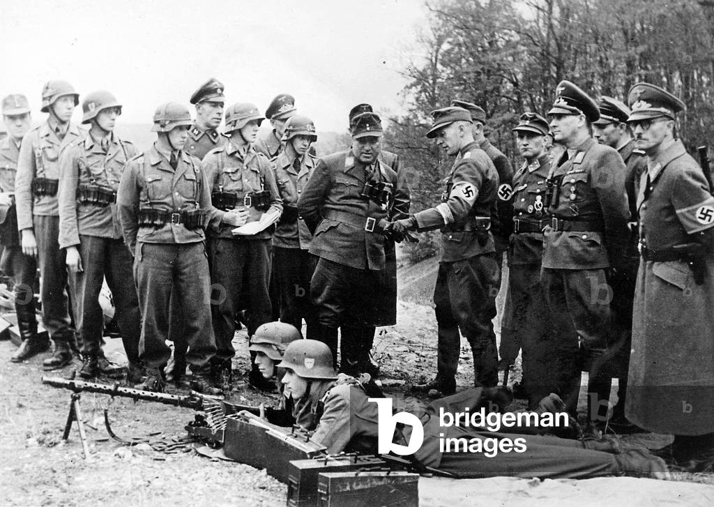 Immagine di Fotografia "Ley visita Esercito Territoriale (foto in b/n)" 1944, b/w