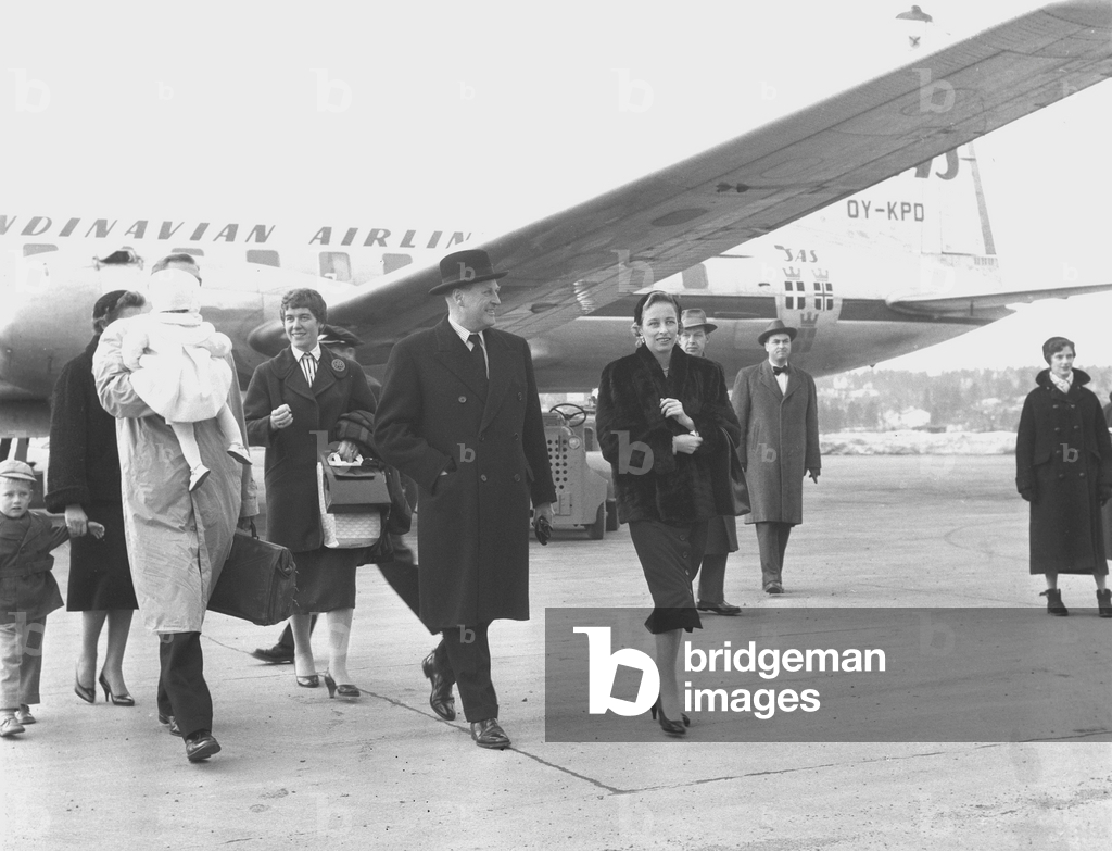 Immagine di Fotografia "Fornebu 19580327. King Olav and Princess Astrid at Fornebu to meet Princess Ragnhild …