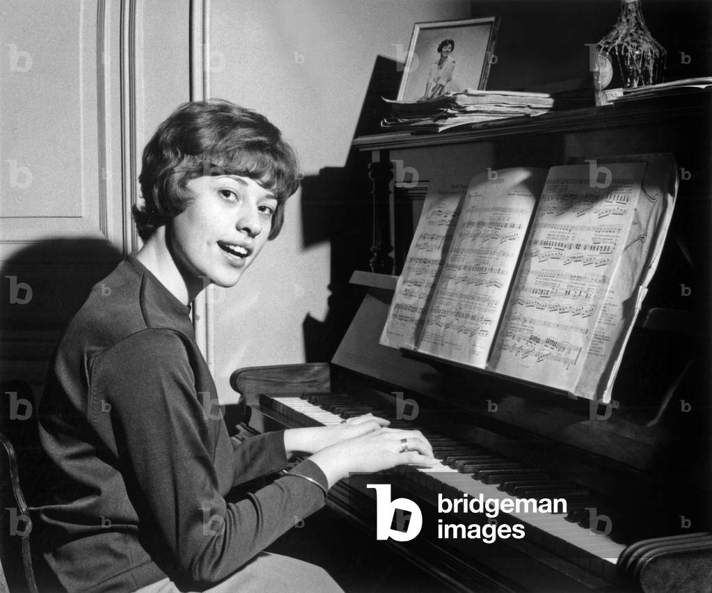 Tonia chanteuse representant la belgique au festival europeen de la chanson ici au Luxembourg le 5 mars 1966 (
