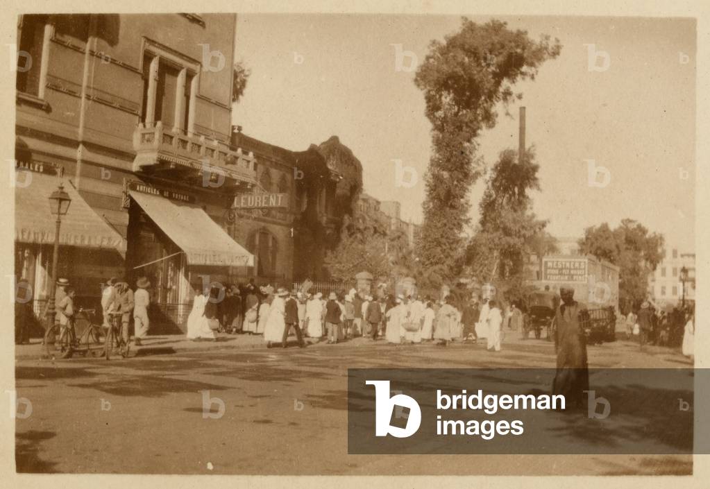 Bild von Fotografie "Menschenmengen versammeln sich außerhalb eines Gebäudes auf einer ägyptischen Straße" 191