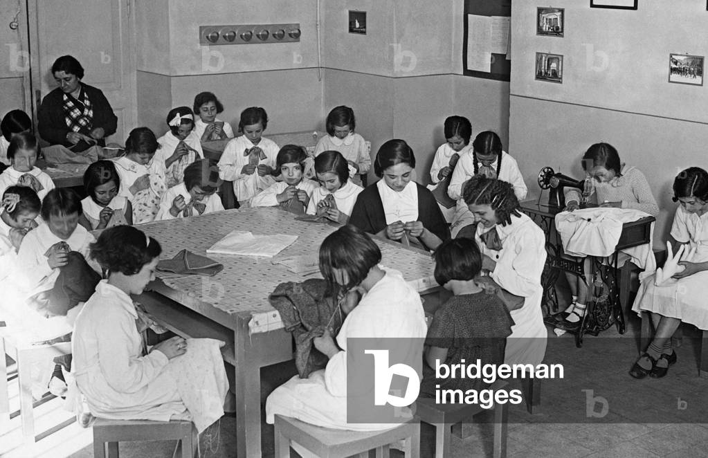 Lezioni di cucito in una scuola italiana, 1937