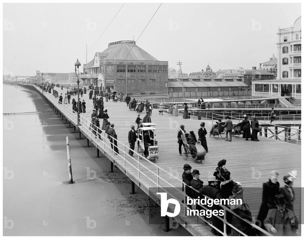 Immagine di Fotografia "Passeggiata a bordo vicino al casinò", b/w