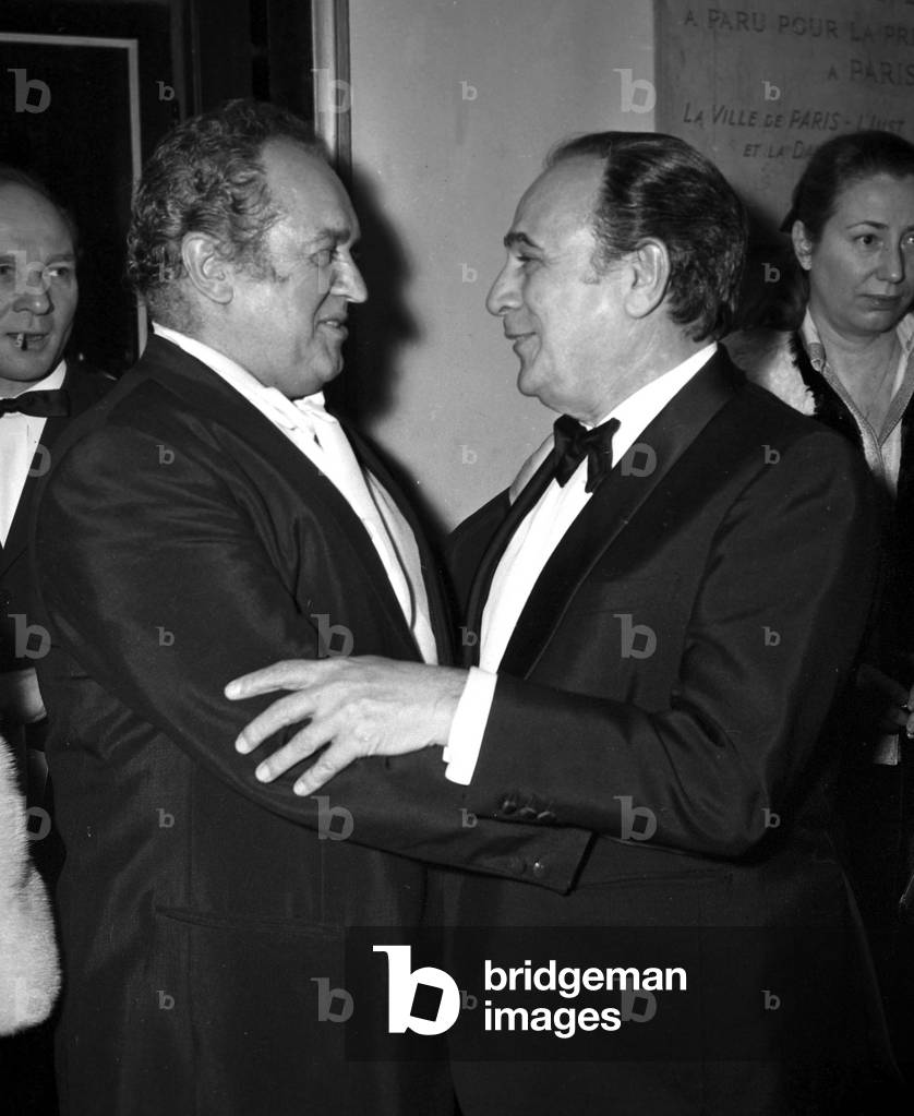 Francis Lopez (Komponist), beglückwünscht von Tino Rossi bei der Premiere der Operette "Gipsy", Paris, 18. Feb