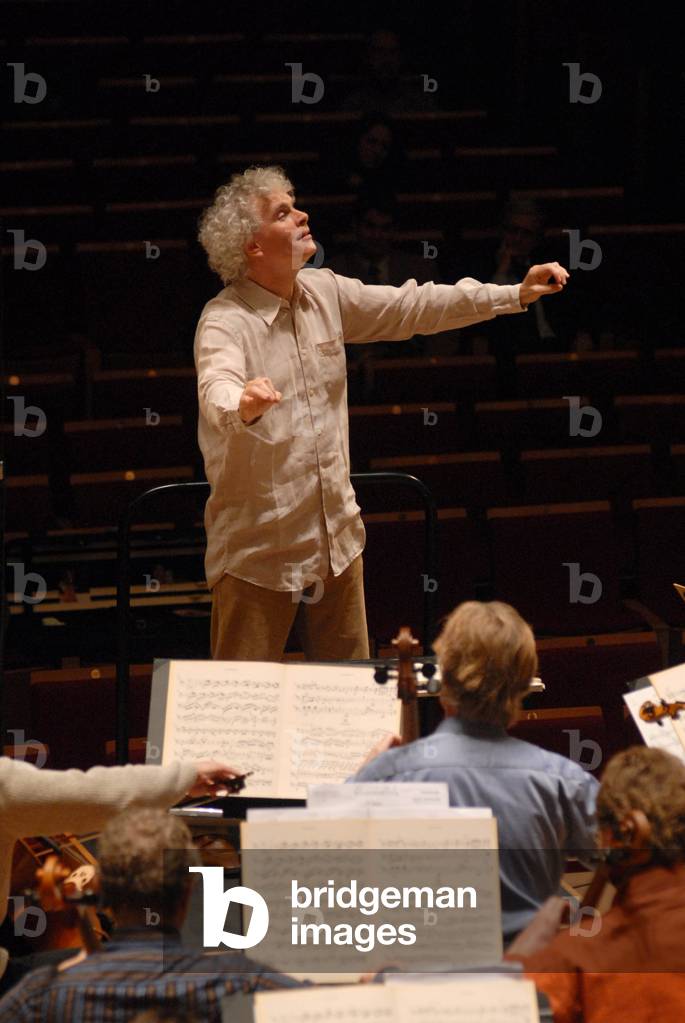 "Wiederholung des Dirigenten Simon Rattle bei den Berliner Philharmonikern in Paris am 5. März 2007." von Yann