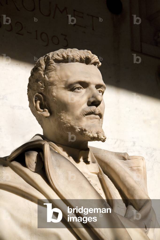 Statue of Gustave Larroumet (1852-1903), Art Historian, French writer, Marble sculpture by Paul Roussel (1867-1928). Photography, KIM Youngtae, Paris.