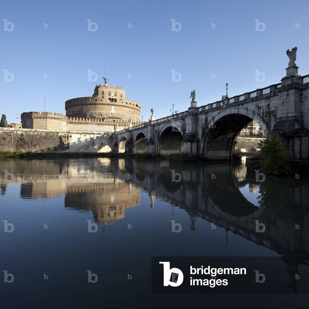 View of the Ponte Sant'Angelo (Ponte Sant'Angelo) and Castel Sant'Angelo in Rome, Italian architecture, Mausolee built between 135 and 139 for Emperor Hadrian (76-138), transformed over the ages, into a stronghold of the Aurelian Wall, prison, papal palace, essentially fulfilling the role of fortress defending the Vatican and the prison political under the papaut until 1871, the year in which he was cede to the Kingdom of Italy, Saint Angelo Bridge built by Hadrian on the Tiber to offer access to his maulosee, renove in the 17th century, by Gian Lorenzo Bernini, known as Le Bernini (1598-1680), under Pope Clement IX (1600-1669). Photography, KIM Youngtae, Rome, Lazio, Italy.