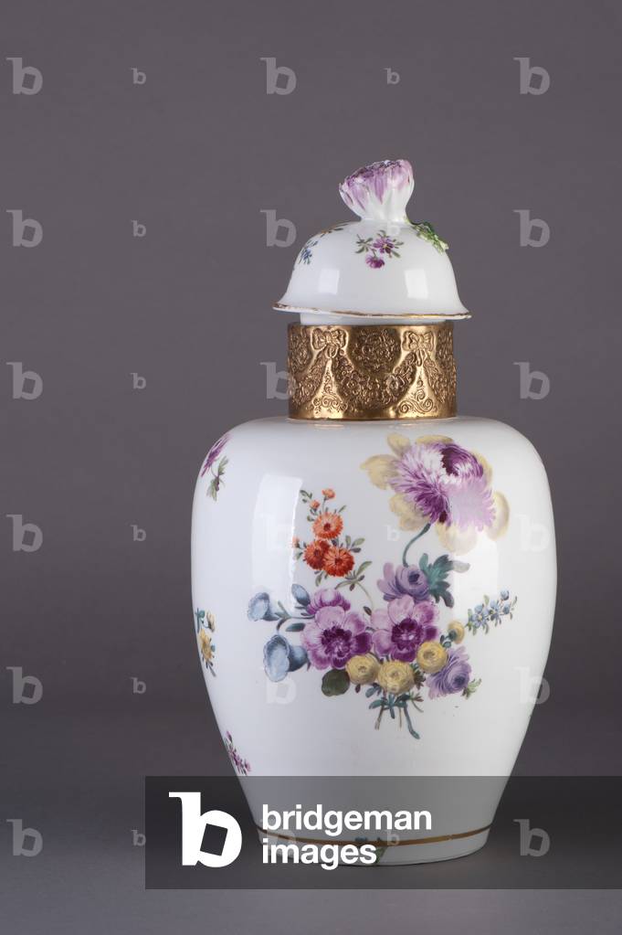 Egg shaped vase with lid, 1710-12 (porcelain and metal)