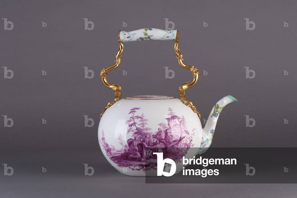 Kettle with cover and twisted bronze handle, 18th century (porcelain and metal)