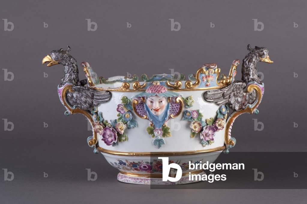 White vase in the form of a boat, end of 18th century (porcelain)