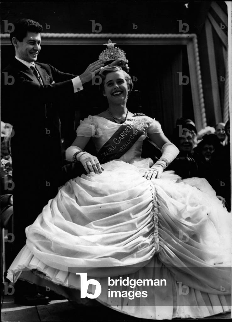 May 05, 1953 - Opening of the Battersea Festival Gardens. American singer crowns the í ¢ äåìqueení ¢ äåä ¢. Keystone Photo Shows: Eddie Fisher, the American singer performs the task of crowning Miss Sheila Handsley, the Festival Queen during ceremonies of opening of the Battersea Festival Gardens for the season this afternoon. JSS/Keystone