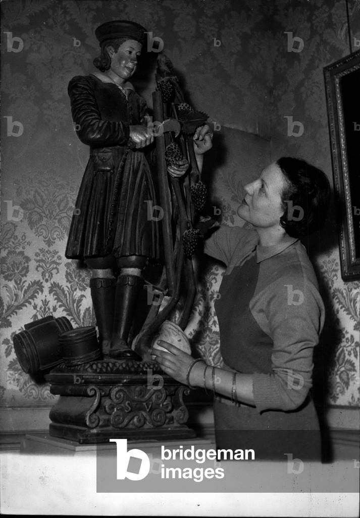 Apr. 04, 1953 - English Vines exhibition: The Exhibition of English vine in history recently opened at Rohen Hotel in Paris. Picture Shows: The statue of St. Vernier the patron of Vinegrowers from Jure.