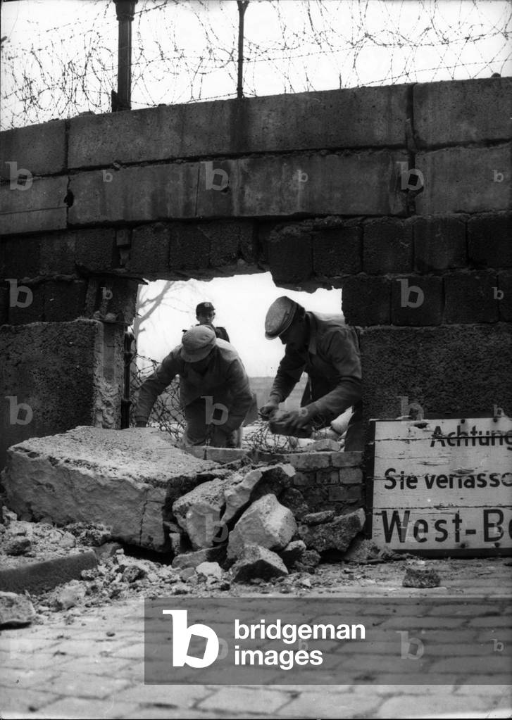 Dec. 12, 1962 - Unknown people made an attempt to the wall in Berlin. The explosion put a more than 3 metre big hole in the wall. The explosion was so big, that all windows in the Harzer Street are broken. Some hours later the East-police build the wall again