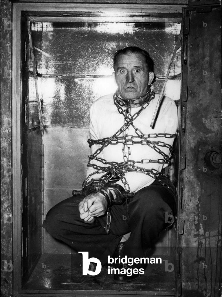 Nov. 11, 1953 - Don Alfonso unchains himself again: Don Alfonso who had been known already before the war as unchaining virtuoso now got again a fire-proof safe by his friends to show again his astonishing number. With chains and hand-cuffs he let lock himself into a safe and some minute later he gets off the safe as a 'free man'