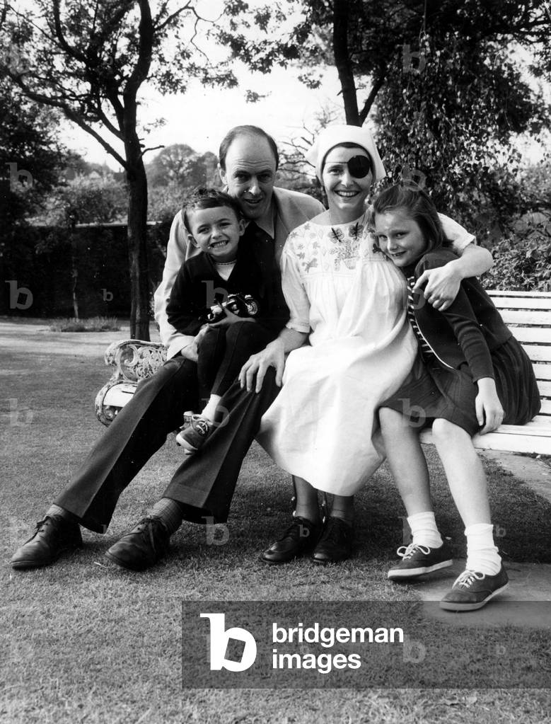 image-of-l-ecrivain-roald-dahl-mit-seiner-frau-patricia-neal-und-kindern
