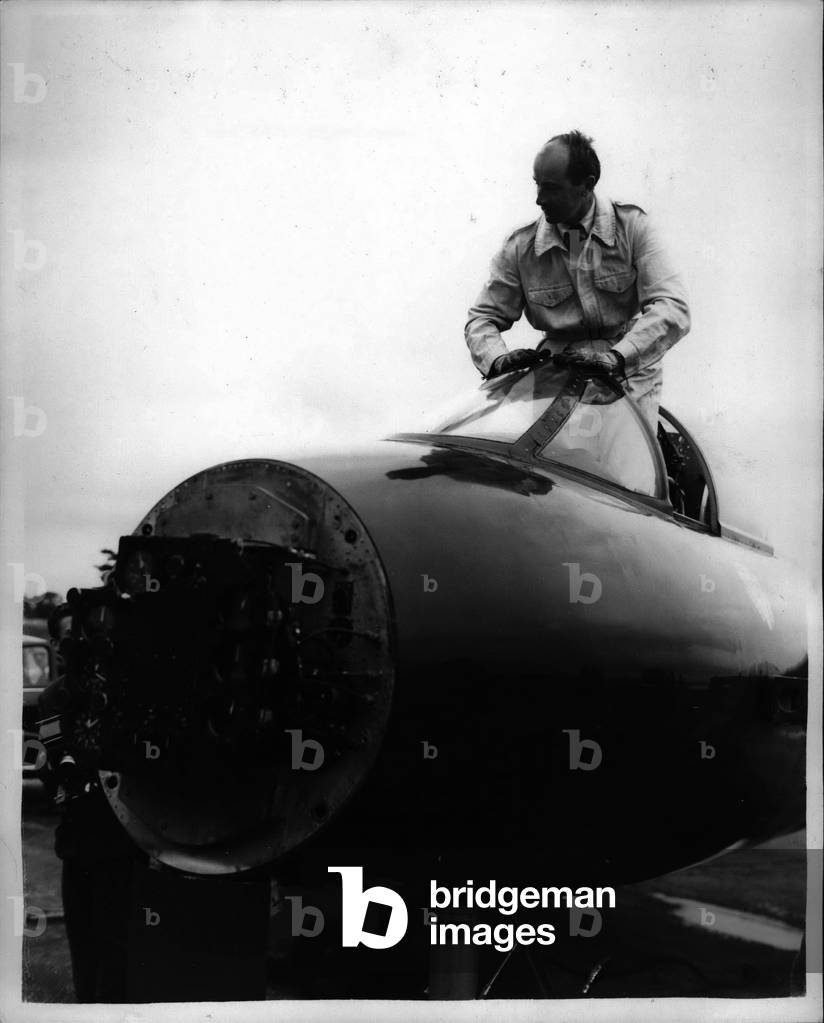 Sep. 09, 1953 - Neville Duke who recently set up a new world air speed record in his Hawker Hunter- this afternoon made an attempt on the 100 kilometer record. (62.136 miles) over a special course laid out around the Dunsfold airfield, Surrey... Keystone photot shows: Neville Duke climbs out of his Hawker Hunter when he landed after making his record attempt today.