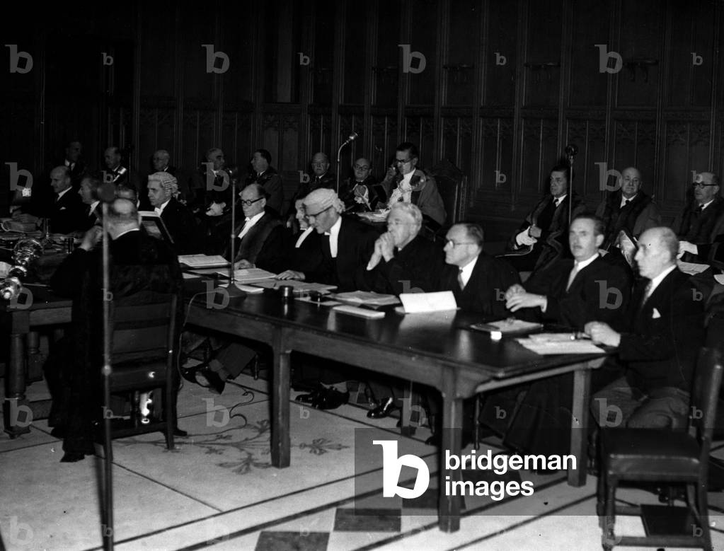 Nov. 11, 1954 - Court of Common Council's Meeting In The Restored Guildhall. The Court of Common Council's meeting which is the first to take place in the restored Guildhall. Keystone Photo Shows: - The Court in session showing the Lord Mayor presiding, in the restored Guildhall