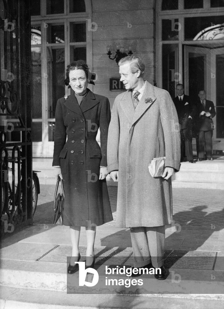 Portrait of the Duke and Duchess (Wallis simpson) of Windsor in January 1951 in front of the entrance of the Hotel Ritz in Paris