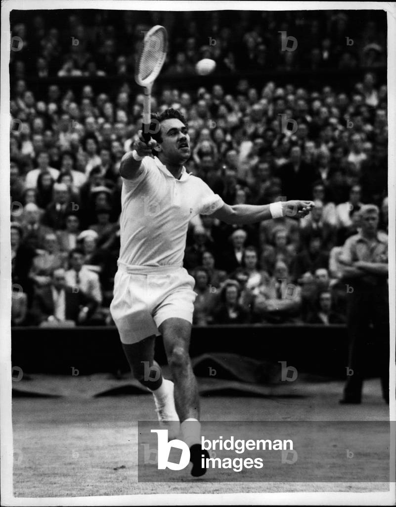 Jul 07, 1953 - Men's Singles PIALEAT WIMBLEDON.. WILSON VERSUS SEIKAS KEYSTONE PHOTO SHOWS: - KURT MEILSON (Denmark) puts two fingers up - during his match with Vic SEIKAS - Final of the Men's singles at Wimbledon this afternoon
