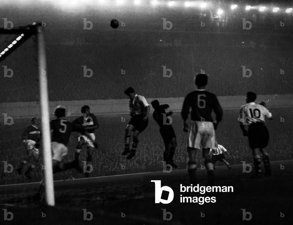 Nov. 11, 1954 - Floodlit football at Highbury Arsenal v Spartak. Arsenal this evening played Moscow Spartak in a floodlit, football match at Highbury